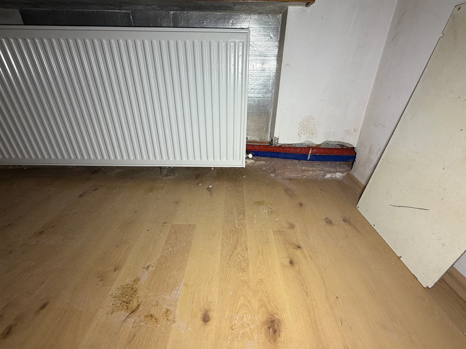 Instalacja centralnego ogrzewania z grzejnikami i rozdzielaczem