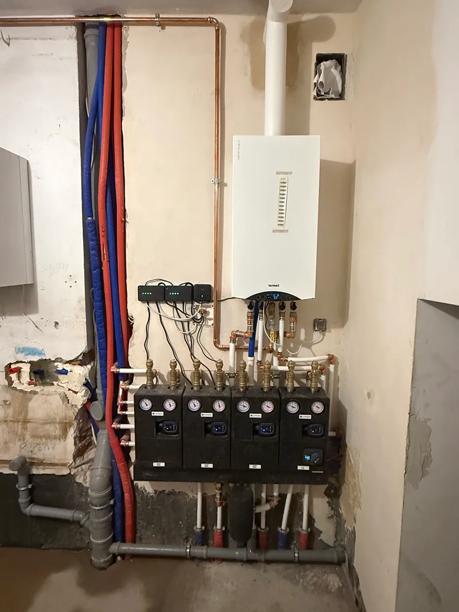 Instalacja centralnego ogrzewania z grzejnikami i rozdzielaczem