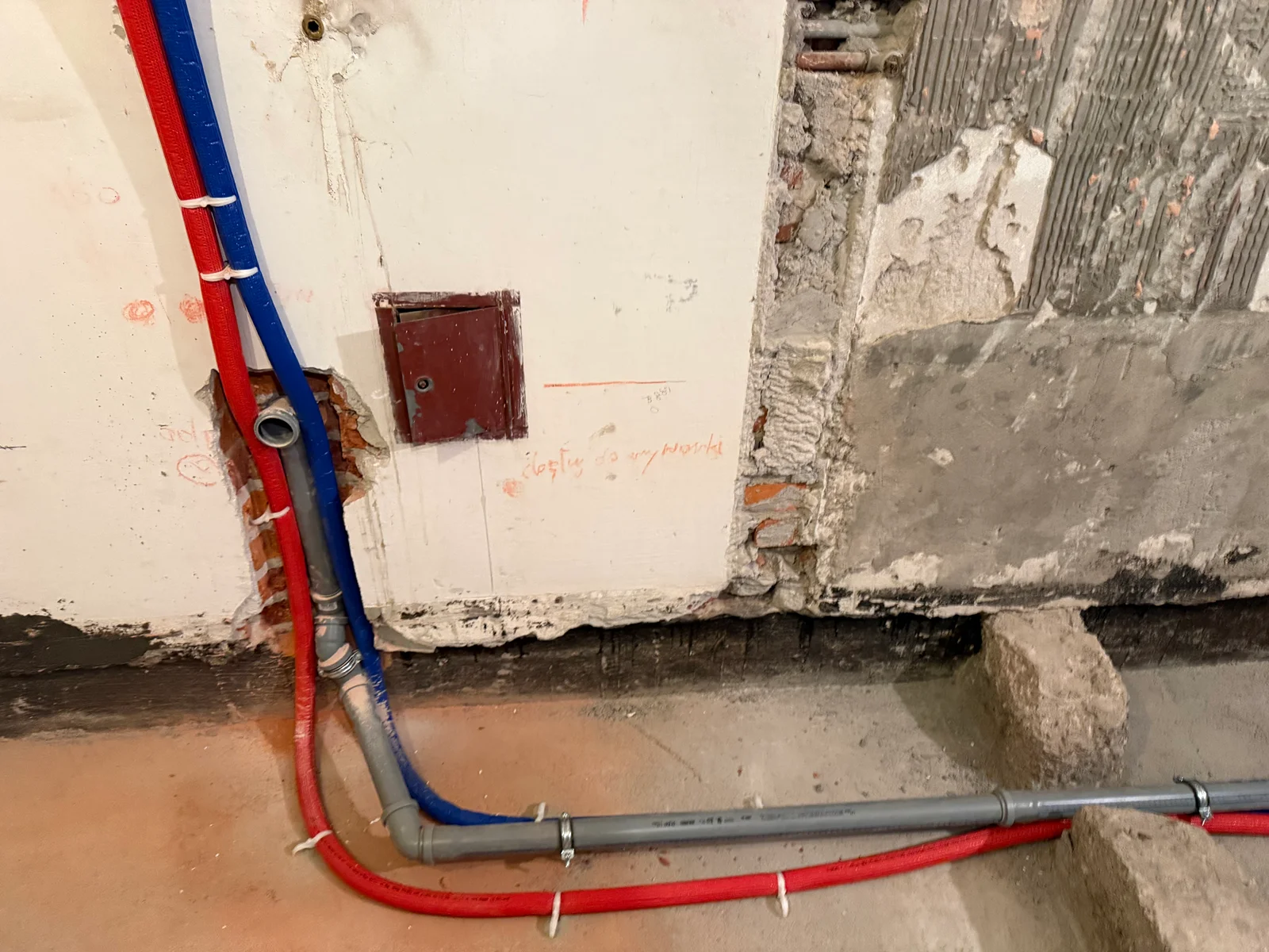 Rozprowadzone instalacje wodno-kanalizacyjne w budynku