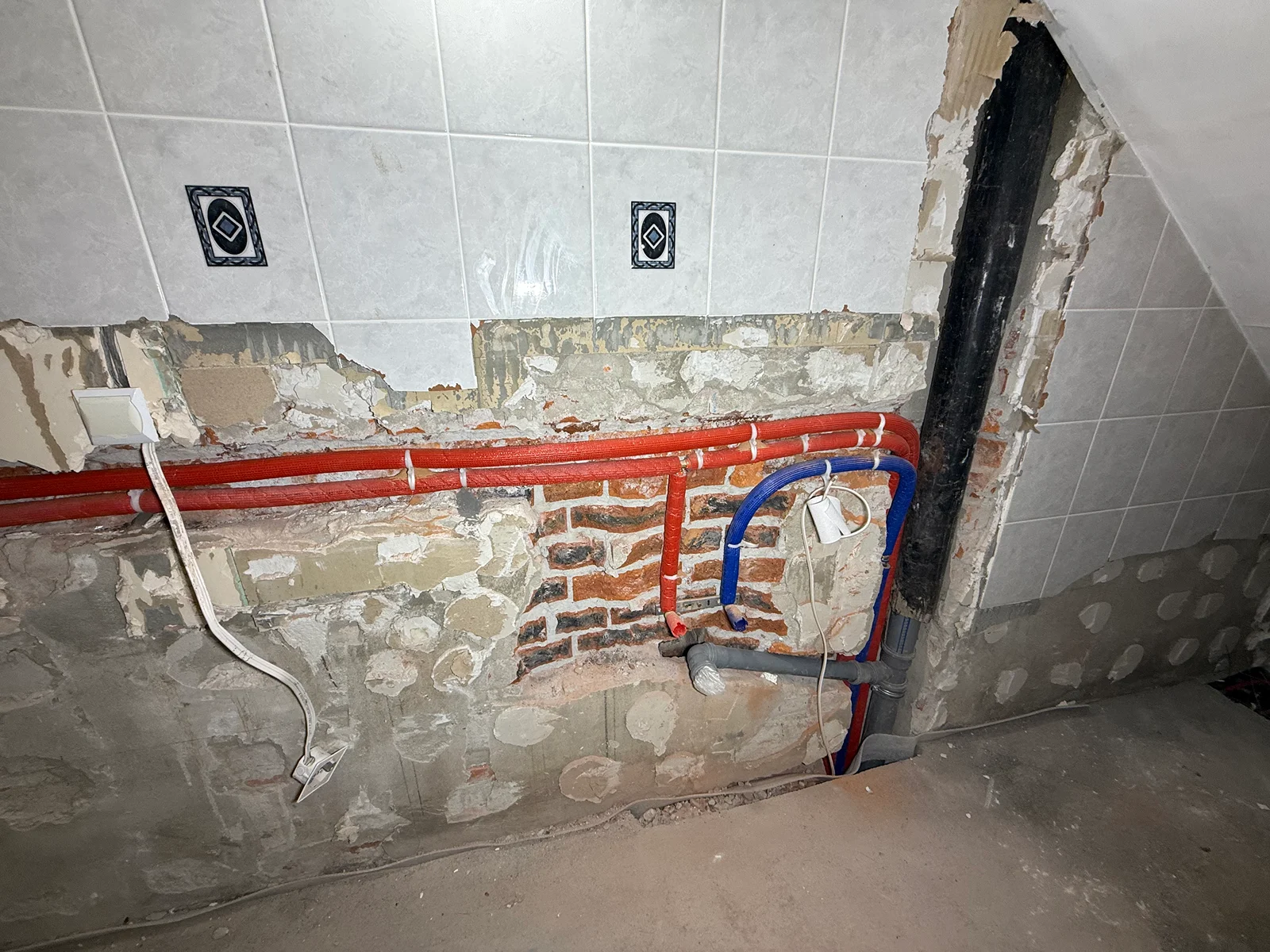 Rozprowadzone instalacje wodno-kanalizacyjne w budynku