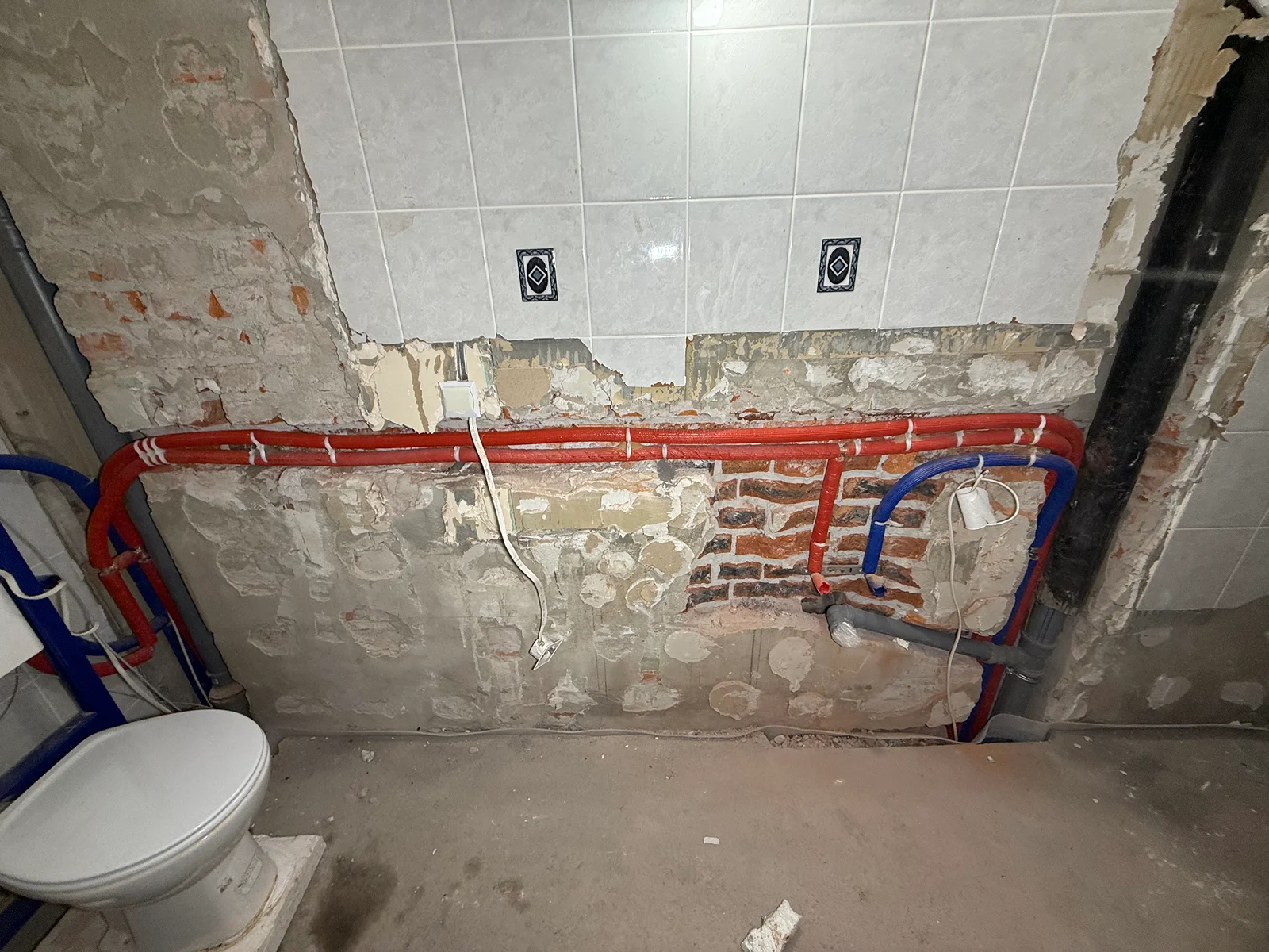 Rozprowadzone instalacje wodno-kanalizacyjne w budynku