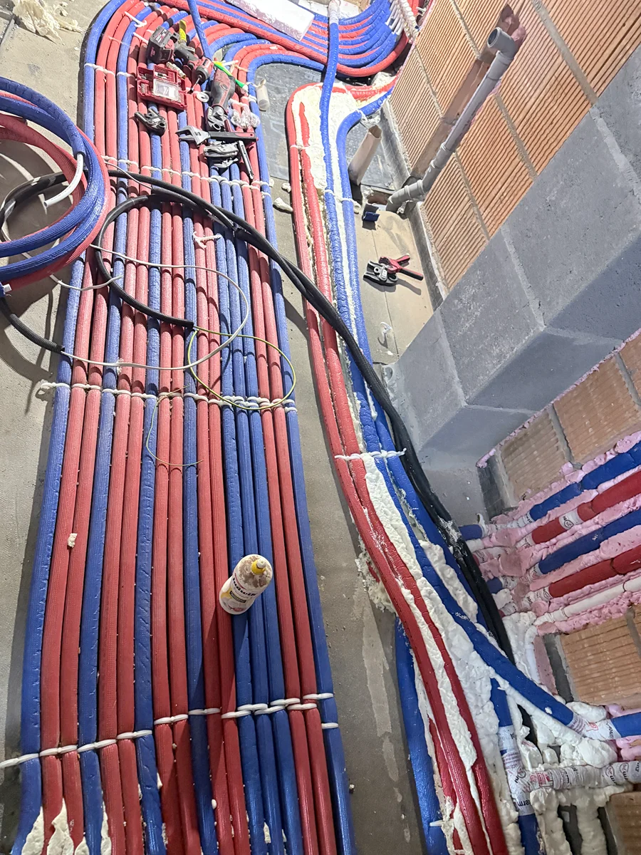 Rozprowadzone instalacje wodno-kanalizacyjne w budynku