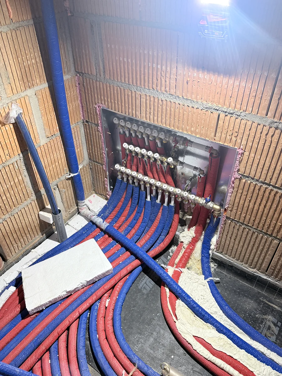 Rozprowadzone instalacje wodno-kanalizacyjne w budynku