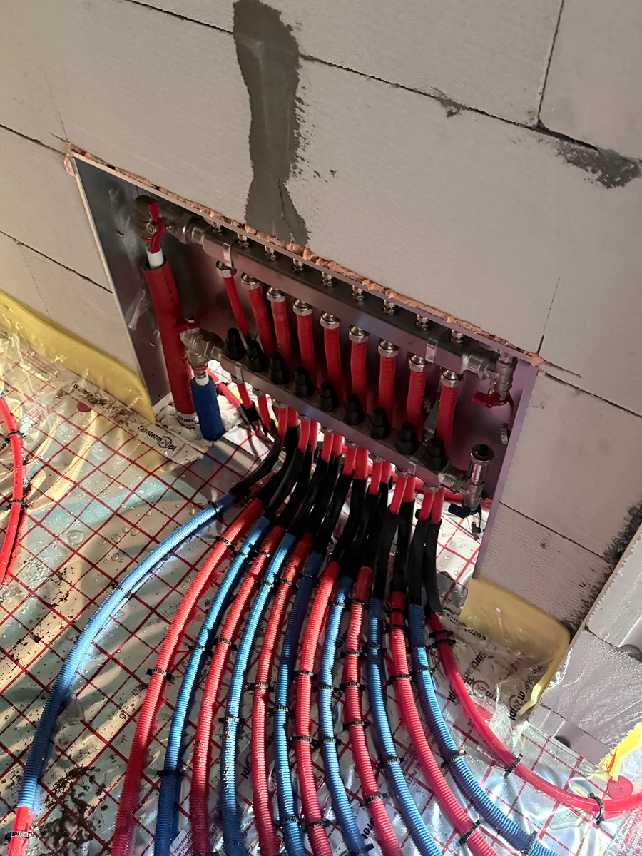 Rozprowadzone instalacje wodno-kanalizacyjne w budynku