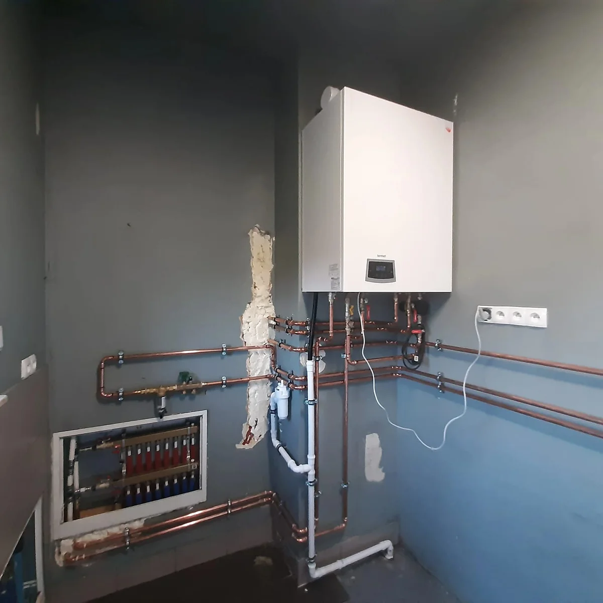 Zamontowany kocioł gazowy kondensacyjny z instalacją miedzianą