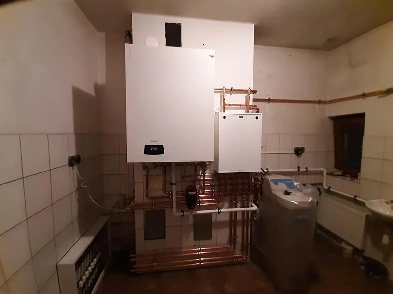 Zamontowany kocioł gazowy kondensacyjny z instalacją miedzianą