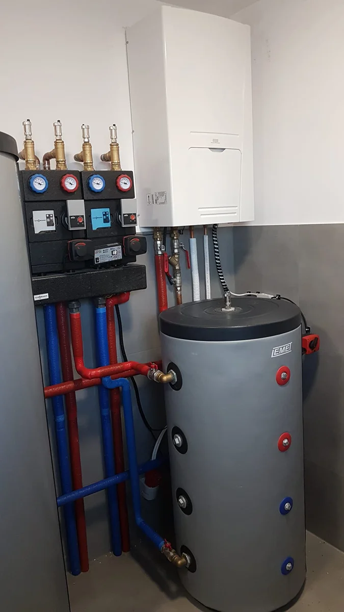 Zamontowany kocioł gazowy kondensacyjny z instalacją miedzianą