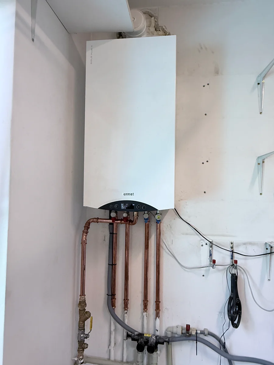 Zamontowany kocioł gazowy kondensacyjny z instalacją miedzianą