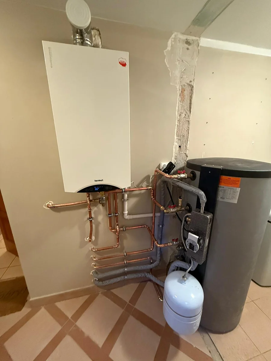Zamontowany kocioł gazowy kondensacyjny z instalacją miedzianą