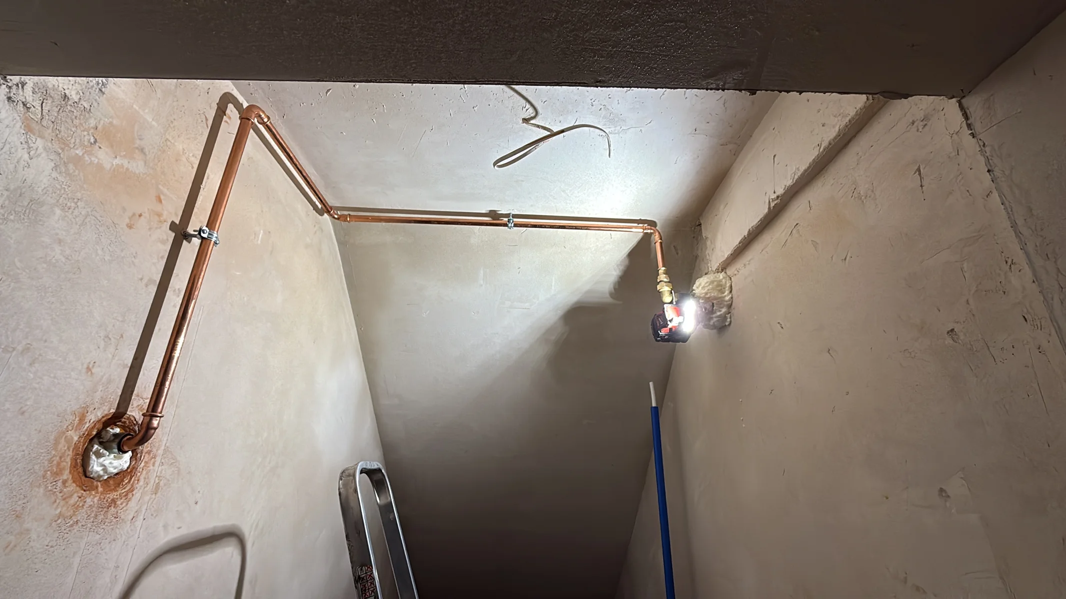 Naprawa pękniętej rury instalacji wodnej podczas awarii
