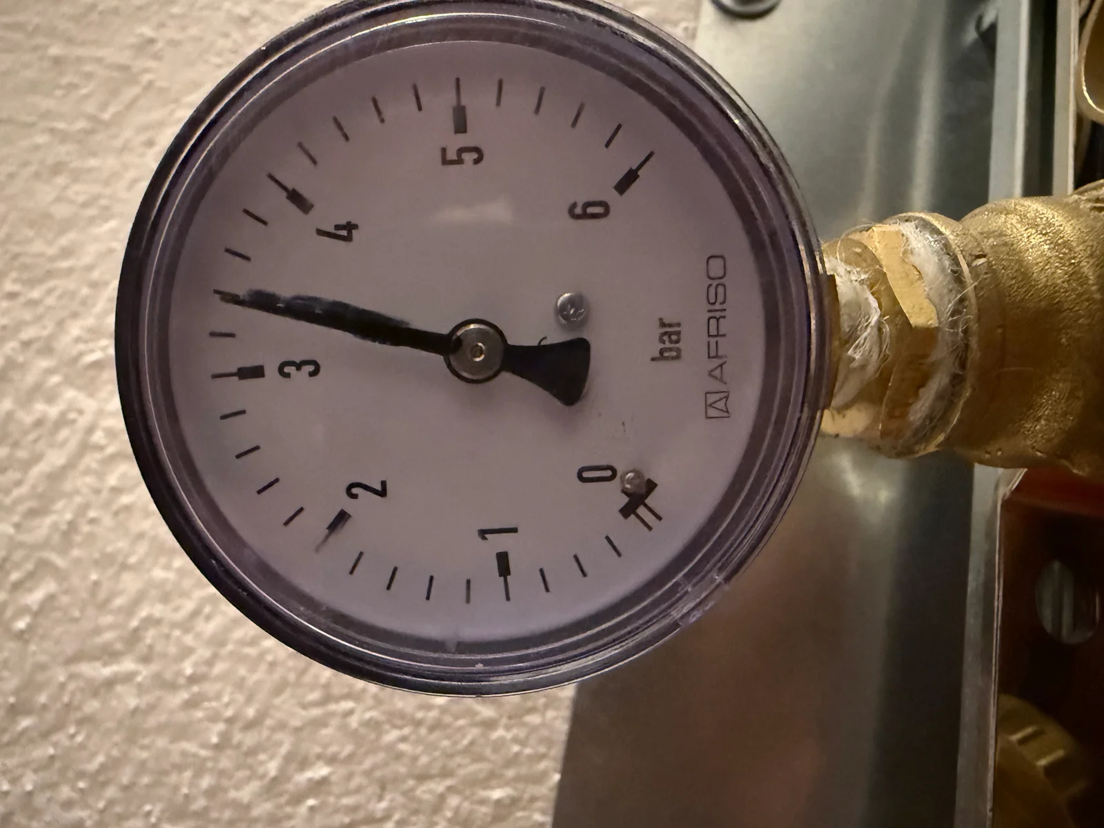 Manometr podczas próby szczelności instalacji gazowej