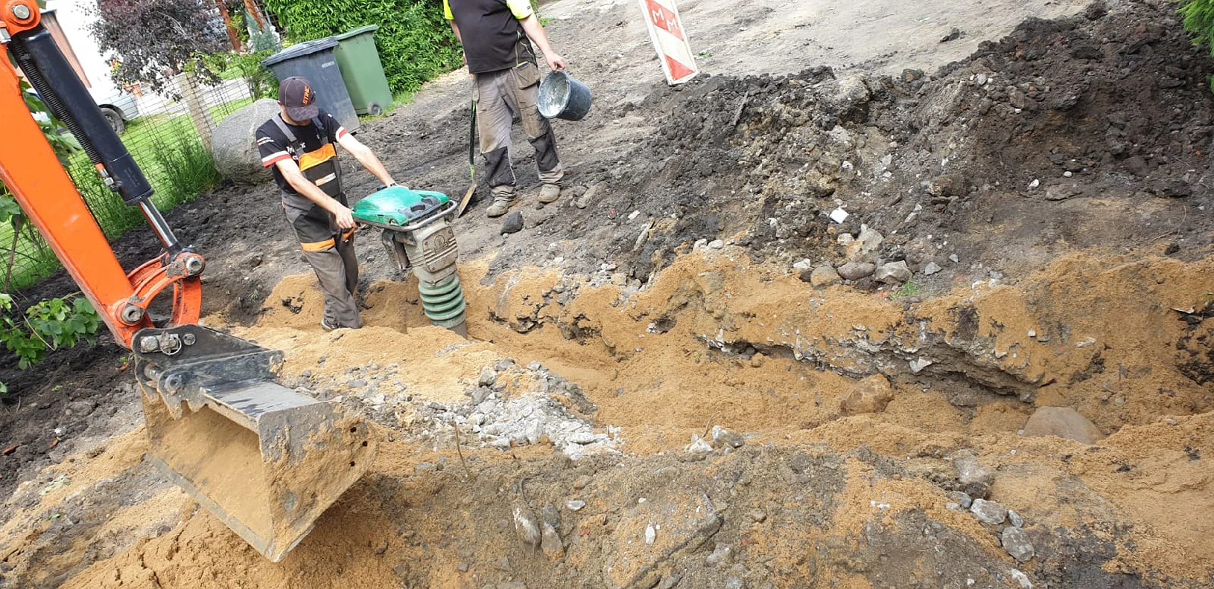 Minikoparka wykonująca wykop liniowy pod instalację na działce