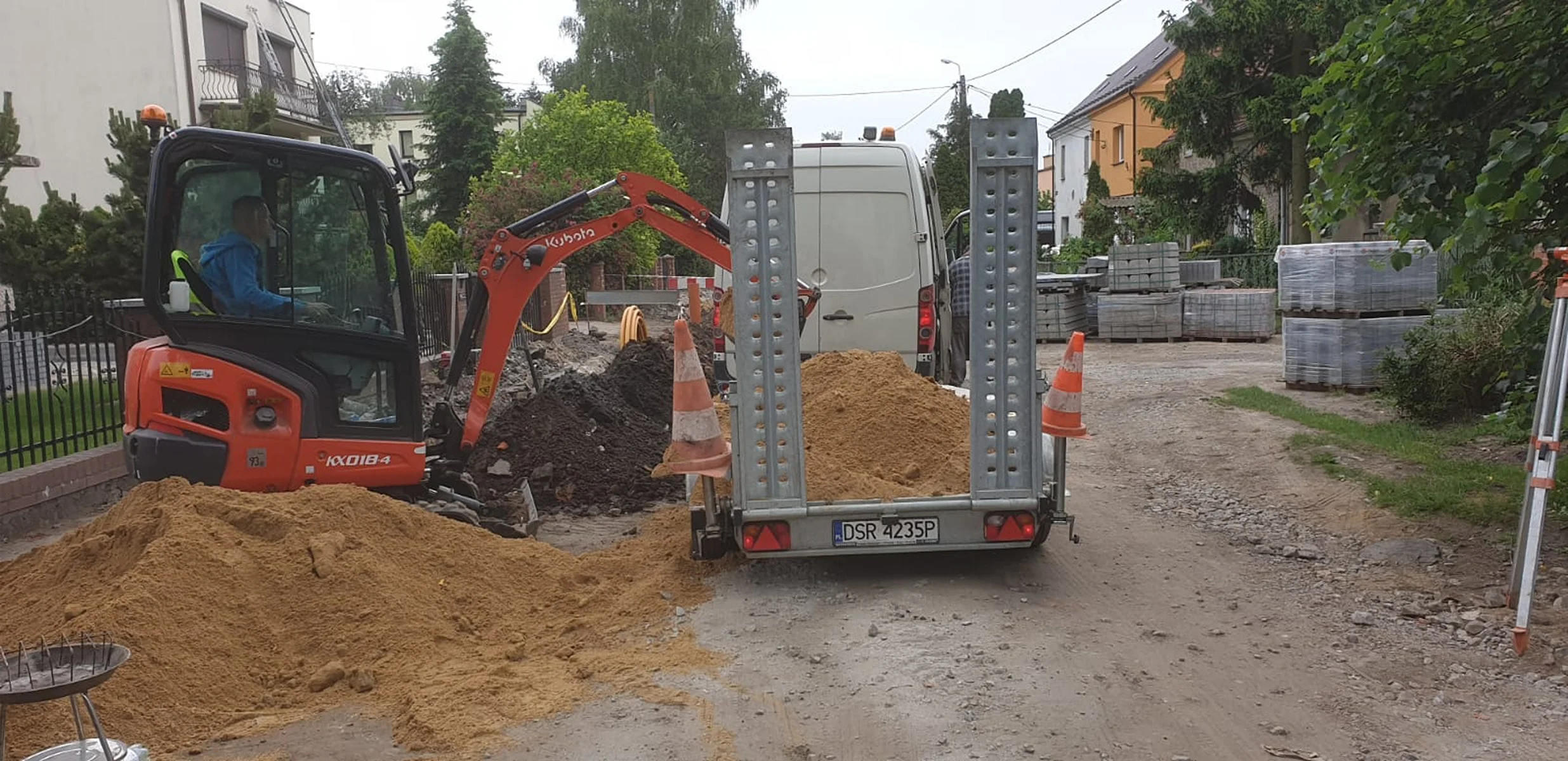 Minikoparka wykonująca wykop na działce