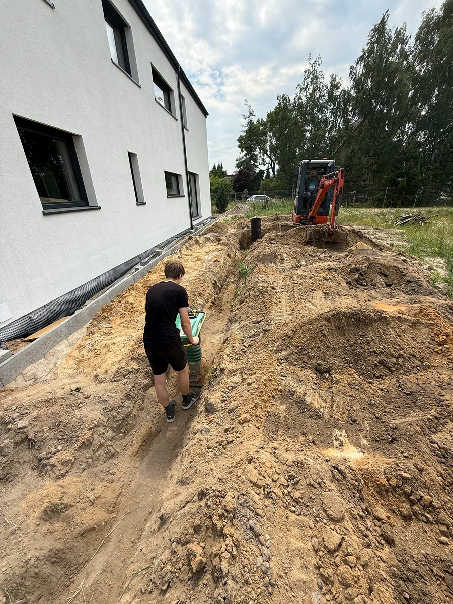 Minikoparka wykonująca wykop na działce